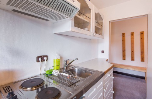 Hoisdorf Villa | Spacious Single Room with Shower @ 'Little Paradise', 25 min to Hamburg City