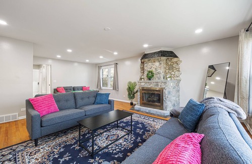 Skokie Apartment | Spacious Skokie Condo - 4 Beds!