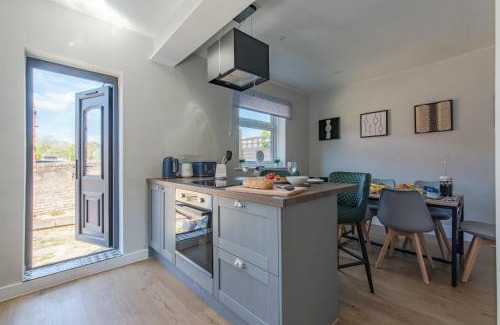 Portswood House | Spacious Southampton House Sanctuary in the City