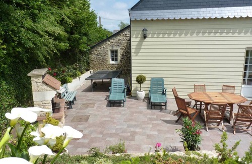 Rauville-la-Bigot Cottage | Spacious stone house with garden and pets allowed