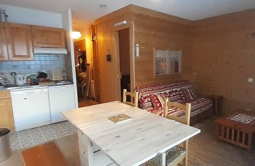 Beaufort Apartment | Spacious Studio Cabin for 4, Near Slopes and Village, Balcony, Free Ski Shuttle