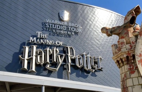 Bushey Apartment | Spacious studio. Free EV charging. Close to Harry Potter & fast trains to Euston