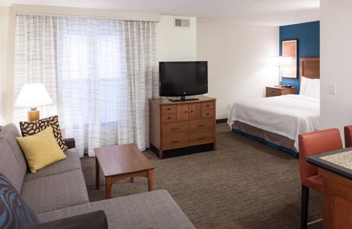 San Bernardino House | Spacious Studio w/ Full Kitchen, Continental Breakfast, Self Parking & Gym!