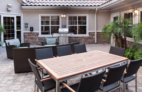 San Bernardino House | Spacious Studio w/ Full Kitchen, Continental Breakfast, Self Parking & Gym!