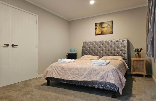 Gulf Harbour Villa | Spacious & Stylish Retreat