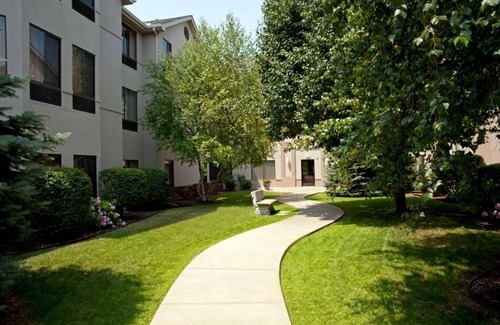 South Bend Hotel | Spacious Suite w/Free Breakfast & Access to Swimming Pool – Great for Families