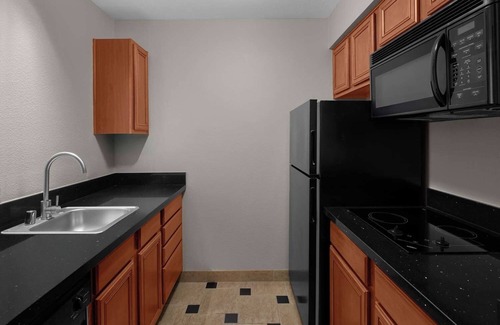 Snail Hotel | Spacious Suite w/Kitchen, DVD Library, Outdoor BBQ, and Complimentary Breakfast