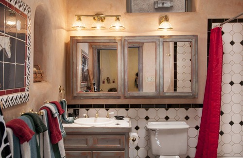 Taos House | Spacious, Sunlit Adobe Casita #6/B&B in the Heart of Historic Taos!