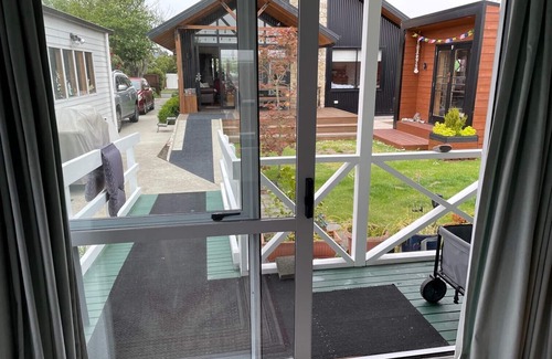 Burnside Cottage | Spacious sunny cottage (airport close, family, pet friendly, disability access)