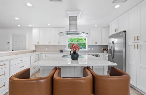 Davis Islands House | Spacious Tampa Pool Home with 5 Bedrooms. 5 minutes from Downtown Tampa.