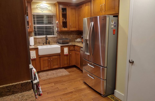 Gardendale House | Spacious Terracotta Brick One Level W/Screened In Porch. Free wi-fi.
