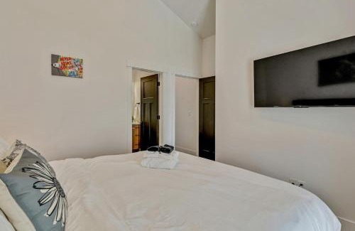 People's Freeway House | Spacious townhouse - Mins to Downtown SLC - Garage