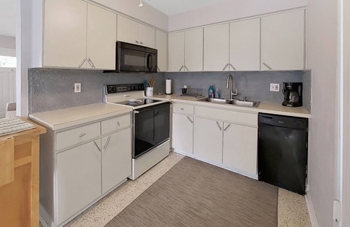 Toussie Terrace House | Spacious & Tranquil 4 Bedroom Pool Home Near Downtown in Quiet Neighborhood