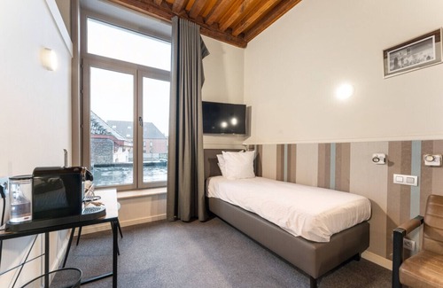 Historical Center Bruges Hotel | Spacious Triple Room in Historic Bruges.