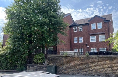 Leeds Apartment | Spacious Triple Room with En-Suite Shower