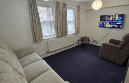 Leeds Apartment | Spacious Triple Room with En-Suite Shower