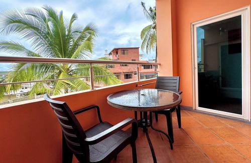 Bahia de la Academia Apartment | Spacious two-bedroom suite with a balcony