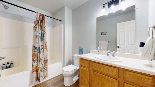 Brighton Apartment | Spacious two bedroom apartment near DIA