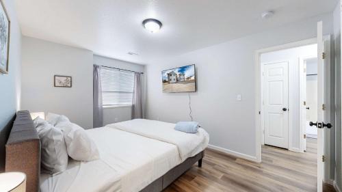 Brighton Apartment | Spacious two bedroom apartment near DIA
