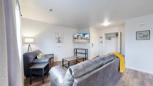 Brighton Apartment | Spacious two bedroom apartment near DIA