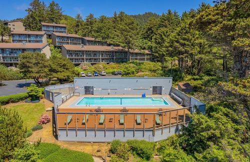 Otter Rock Apartment | Spacious Two-Level Ocean-View Villa with Loft
