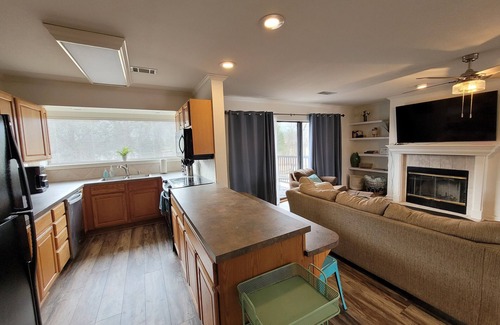 Lake Hamilton Condo | SPACIOUS & updated on Lk Hamilton- Family fun, gated, FREE kayaks, pool, & MORE