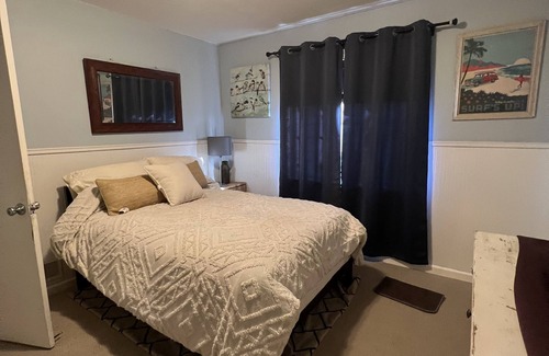 Dimond Apartment | Spacious upper floor apt, sleeps 4, Wk to All! Buses