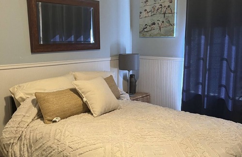 Dimond Apartment | Spacious upper floor apt, sleeps 4, Wk to All! Buses