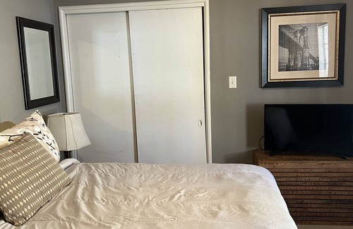 Dimond Apartment | Spacious upper floor apt, sleeps 4, Wk to All! Buses