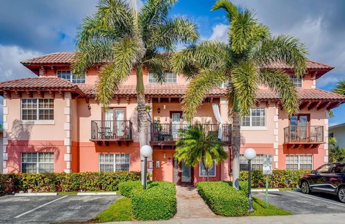 Lauderdale-by-the-Sea Condo | Spacious and Charming 2 level beach condo