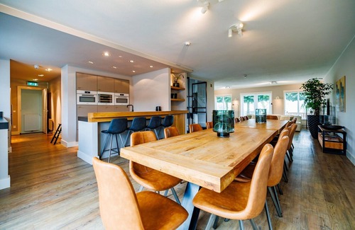 Maurik House | Spacious Villa by Lake