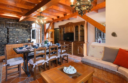 Mancha Blanca Villa | Spacious Villa "Las Calderetas" with Mountain View, Wi-Fi, Terrace & Pool