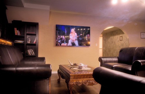 Calgary House | Spacious vintage styled basement apartment - private, Monterey Park, Calgary