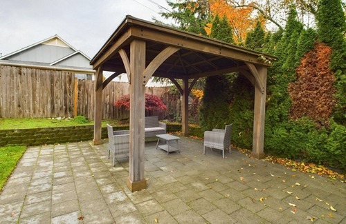 Stevens House | Spacious Washington Park 3BR w/Garage, nr Dining & Shops, by Blueground