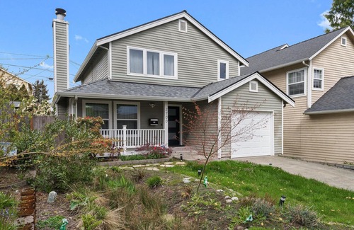 Stevens House | Spacious Washington Park 3BR w/Garage, nr Dining & Shops, by Blueground