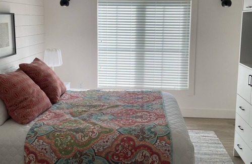 Whiteway House | Spacious waterfront property next to Golf course and walking trails.