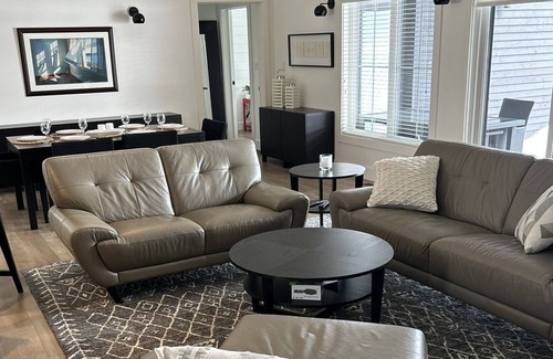 Whiteway House | Spacious waterfront property next to Golf course and walking trails.