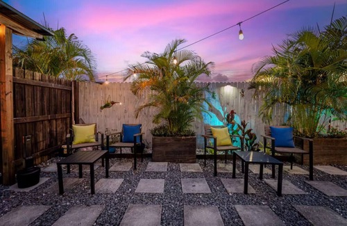 St. Petersburg - Clearwater Apartment | Spacious Yard Free Parking Dining for 8