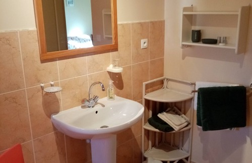 Gavray House | Spacious YELLOW room - Breakfast included