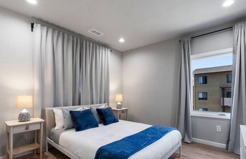 West Oakland House | Sparkling New 2BR near BART