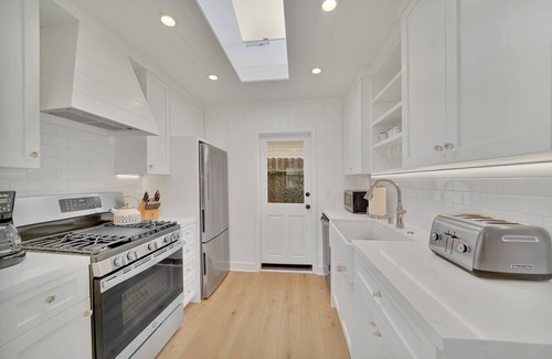 Laguna Beach Cottage | SPECIAL 9/21 - 9/23 225/NT DESIGNER COTTAGE - 3 MIN. WALK TO BEAUTIFUL BEACHES!