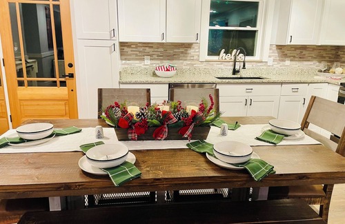 Sevierville House | Special February Rates! Stylish Updated Home With Hot Tub And Large Yard.