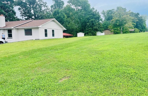 Sevierville House | Special February Rates! Stylish Updated Home With Hot Tub And Large Yard.