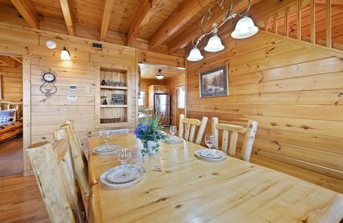 Gatlinburg - Pigeon Forge Cabin | Specials! Stunning Views+Location. 4 π Beds w/en suite. Hot Tub, Games!