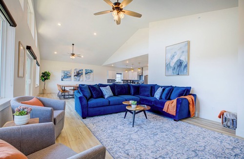 Indian Point House | SPECIALS! THEATER LAKE VIEWS HOT TUB SILVER DOLLAR CITY