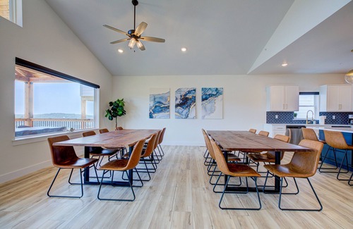 Indian Point House | SPECIALS! THEATER LAKE VIEWS HOT TUB SILVER DOLLAR CITY