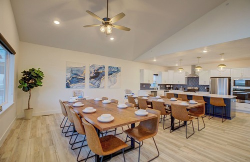 Indian Point House | SPECIALS! THEATER LAKE VIEWS HOT TUB SILVER DOLLAR CITY