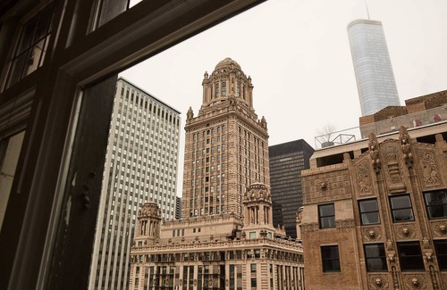 Downtown Chicago Apartment | Spectacular Corner 2BR Penthouse in the Loop | Roof Deck