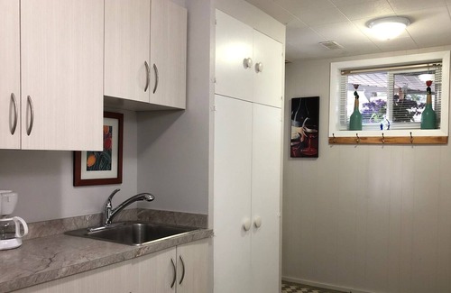 Central Okanagan House | Spectacular LAKEVIEW- Massive cov’d HOT TUB patio -totally private-walk to beach