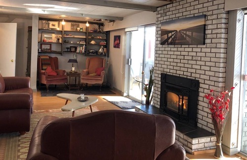 Central Okanagan House | Spectacular LAKEVIEW- Massive cov’d HOT TUB patio -totally private-walk to beach